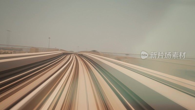 阿联酋迪拜的地铁。FPV POV在快速驱动运动。隧道。模糊运动的无人驾驶地铁。阿联酋未来城市的天际线